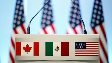 Le pupitre du trio Etats-Unis-Canada-Mexique, lors d'une conférence de presse à Mexico (Mexique), le 5 mars 2018.&nbsp; (EDGARD GARRIDO / REUTERS)