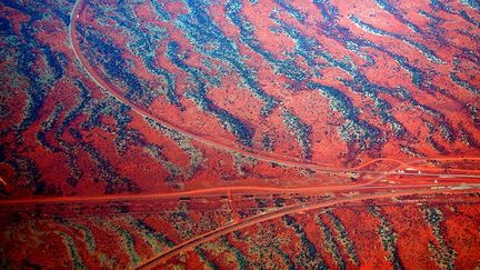 à l’ouest du pays, plusieurs routes longent des dunes de sable parsemées de végétation.  (REUTERS/David Gray)