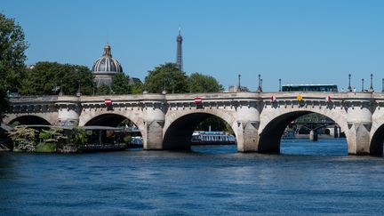 Ce passage en vigilance sécheresse, notamment dans la capitale, est lié au débit de la Seine&nbsp;qui passé sous le seuil fixé le 25 juillet 2022. (RICCARDO MILANI / HANS LUCAS)