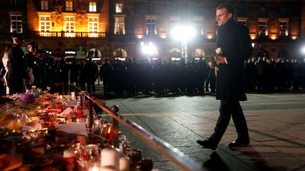 Emmanuel Macron dépose une rose en hommage aux victimes de l'attentat de Strasbourg, place Kléber, le 14 décembre 2018. (REUTERS)