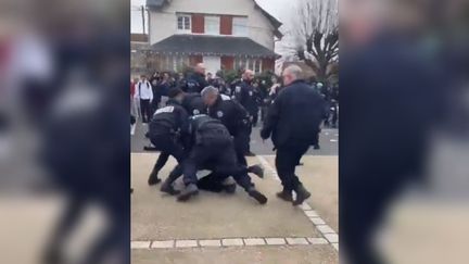 L'interpellation d'un jeune devant un lycée de Conflans-Sainte-Honorine (Yvelines), le 6 avril 2023. Photo extraite d'une vidéo que franceinfo s'est procurée. (CAPTURE D'ECRAN)