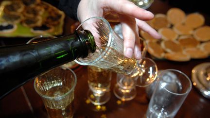 Un verre de champagne pendant les fêtes de fin d'année (photo d'illustration) (SOLLIER CYRIL / MAXPPP)