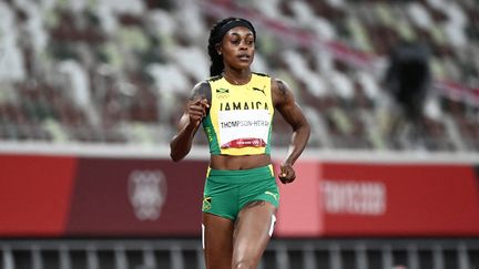 Elaine Thompson-Herah lors de la demi-finale du 200 mètres des Jeux olympiques de Tokyo.&nbsp; (JEWEL SAMAD / AFP)