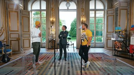 Emmanuel Macron et le duo de youtubers Mc Fly et Carlito réunis à l'Elysée pour un "concours d'anecdotes" diffusé dimanche 23 mai 2021. (CAPTURE D'ÉCRAN YOUTUBE)