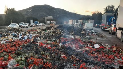 Les agriculteurs mobilisés au rond-point de Malataverne (Drôme), à l'entrée d'autoroute Montélimar Sud, ont vidé la cargaison de plusieurs poids-lourds, en provenance de l'étranger, dans la nuit de mercredi 24 au jeudi 25 janvier 2024. (PIERRE-JEAN PLUVY / RADIO FRANCE)