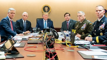 Mike Pence (2e à gauche) et Donald Trump assistent à l'opération des forces spéciales&nbsp;contre Abou Bakr Al-Baghdadi, le 26 octobre 2019,&nbsp;depuis Washington (Etats-Unis). (SHEALAH CRAIGHEAD / CONSOLIDATED NEWS PHOTOS / AFP)