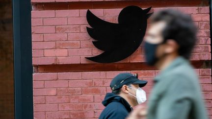 Le logo du réseau social Twitter sur le bâtiment de son siège social à New-York le 14 octobre 2020 (JOHN NACION / NURPHOTO / AFP)