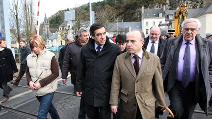 François Fillon, alors Premier ministre, et Bernard Cazeneuve, qui était député et maire de Cherbourg, le 6 décembre 2010, dans la Manche. (KENZO TRIBOUILLARD / AFP)