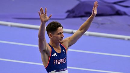 Le Français Clément Ducos après avoir amélioré son record personnel, le 5 août 2024 lors de sa série olympique du 400 m haies, au Stade de France. (MARTIN  BERNETTI / AFP)