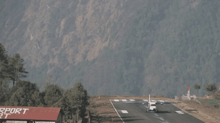 Il s’agit de l’aéroport de Lukla (Népal), à 2800 mètres d’altitude au cœur de l’Himalaya. (FRANCE 2)