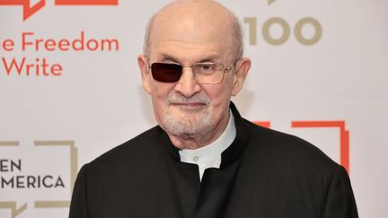 L'écrivain Salman Rushdie lors du gala littéraire 2023 de PEN America au Musée américain d'histoire naturelle à New York, le 18 mai 2023. (NEW YORK, ETATS-UNIS)