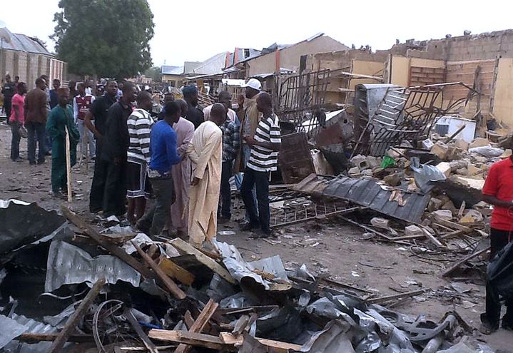 Des habitants de Maiduguri (nord-est du Nigeria) se r&eacute;unissent sur le lieu d'un double attentat atttribu&eacute; &agrave; Boko Haram, le 2 mars 2014,&nbsp;au lendemain des explosions. ( AFP )