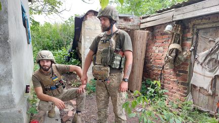 Des soldats de la 35è brigade d'infanterie navale, près Avdiïvka. (ISABELLE LABEYRIE / RADIO FRANCE)