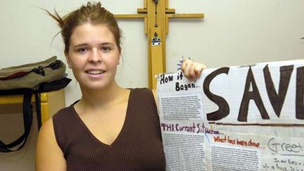 Kayla Mueller, otage am&eacute;ricaine en Syrie dont la mort a &eacute;t&eacute; annonc&eacute;e en f&eacute;vrier 2015, pose sur une photo dat&eacute;e du 30 mai 2013, ann&eacute;e de son enl&egrave;vement.&nbsp; (JO. L. KEENER / AP / SIPA)