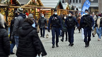 Des CRS patrouillent le premier jour du marché de Noël au pied de la cathédrale de Strasbourg, le 26 novembre 2021.&nbsp; (ALEXANDRE MARCHI / MAXPPP)