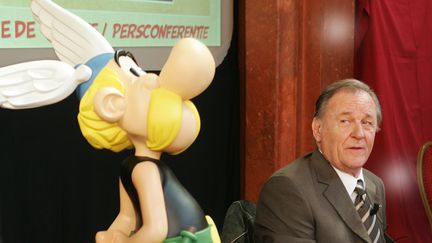 Albert Uderzo, le cocr&eacute;ateur d'Ast&eacute;rix, aux c&ocirc;t&eacute;s d'une sculpture de son h&eacute;ros, le 22 septembre 2005 &agrave; Bruxelles (Belgique). ( YVES HERMAN / REUTERS)