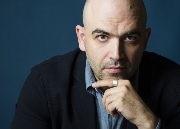 Portrait de Roberto Saviano, auteur de "Je suis toujours vivant" (Gallimard / Steinkis) avec le dessinateur&nbsp;Asaf Hanuka (Francesca Montovani / Gallimard)