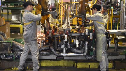 Des employés travaillent sur la chaîne de montage d'une usine Renault à Moscou, le 2 décembre 2016. (ALEXANDER NEMENOV / AFP)