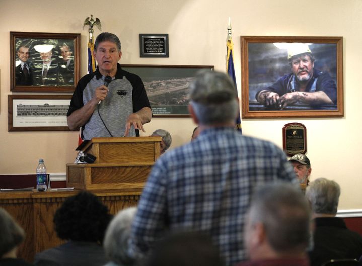 Le sénateur démocrate, Joe Manchin, discute avec des mineurs, à Matewan (Virginie-Occidentale), le 31 mars 2017.&nbsp; (BILL PUGLIANO / GETTY IMAGES NORTH AMERICA / AFP)