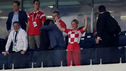 La présidente croate&nbsp;Kolinda Grabar-Kitarovic célèbre la qualification de son pays aux tirs aux buts contre la Russie, samedi 7 juillet à Sotchi (Russie), en quarts de finale de la Coupe du monde. (HENRY ROMERO / AFP)