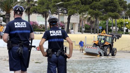 Des policiers surveillent une plage à La Ciotat, Bouches-du-Rhônes, le 17 juin 2011. (ANNE-CHRISTINE POUJOULAT / AFP)