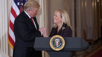 Le président américain Donald Trump et la ministre de la Sécurité intérieure,&nbsp;Kirstjen Nielsen, le 12 octobre 2017 à Washington.&nbsp; (MANDEL NGAN / AFP)