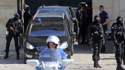 Le&nbsp;convoi transportant&nbsp;Mehdi Nemmouche le 12 juin 2014, lors de sa présentation devant la cour d'appel de Versailles. (REMY DE LA MAUVINIERE/AP/SIPA / AP)