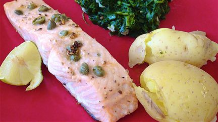Les poissons gras comme le saumon, le thon ou la sardine contiennent une bonne dose d'omégas 3. (PATRICK LEFEVRE / MAXPPP)