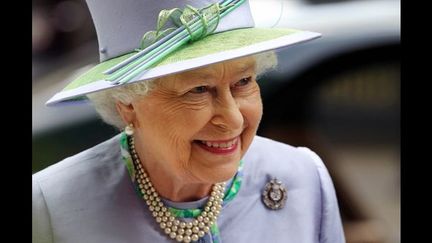 Le styliste de sa majesté se doit aussi d&#039;être britannique.
	Le premier d&#039;entre eux, Norman Hartnell, a réalisé sa robe de mariage (1947) et celle de son couronnement (1953). Il a signé des robes du soir romantiques dans les années 50 avec d&#039;amples jupes de soie et satin, plus près du corps dans les années 60.
 (AFP)