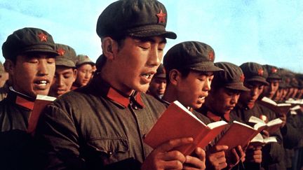 Col Mao. La Révolution chinoise signe d'un costume national son message politique: égalité des citoyens. Pendant la révolution culturelle, au costume qui habille les Chinois depuis longtemps s'ajoute un objet, le petit livre rouge. L'égalitarisme se double du culte de la personnalité. Dans les années 80, le ministre Jack Lang fit scandale en se rendant à l'Assemblée en veste Mao. Signée par un grand couturier. (UPI / AFP  )