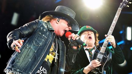 Axl Rose et le lead guitar d'AC/DC Angus Young à Prague en mai 2016
 (Katerina Sulova/AP/SIPA)