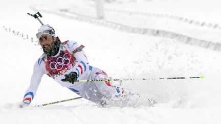 Le Fran&ccedil;ais Martin Fourcade sur la ligne d'arriv&eacute;e de la mass-start de biathlon, &agrave; Sotchi (Russie), le 18 f&eacute;vrier 2014. (KMSP / AFP)