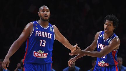 Boris Diaw, Mickaël Gelabale. (EMMANUEL DUNAND / AFP)