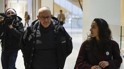 Jean-Pierre Bouyer (au centre) et son avocate Olivia Ronen (à droite) arrivent au palais de justice de Paris, le 17 janvier 2023. (STR / EPA)