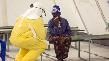 Un humanitaire v&ecirc;tu d'une tenue de protection dans l'est de la Sierra Leone, le 19 d&eacute;cembre 2014. (BAZ RATNER / REUTERS)