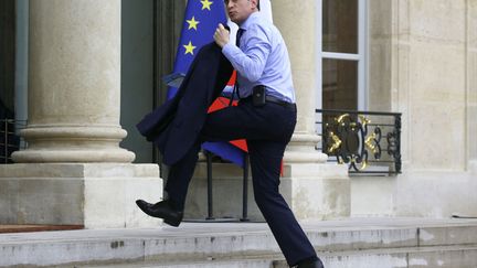 Le Premier ministre Manuel Valls monte les marches du perron de l'Elys&eacute;e &agrave; Paris, le 26 mai 2014. (FRANCOIS GUILLOT / AFP)