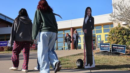 A Scranton, en Pennsylvanie, une silhouette en carton à l'effigie de Kamala Harris accueille les électeurs dans un bureau de vote, mardi 5 novembre. (MICHAEL M. SANTIAGO / GETTY IMAGES NORTH AMERICA)