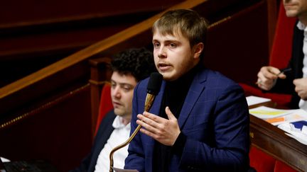 Le député La France insoumise Louis Boyard à l'Assemblée nationale, le 17 février 2023. (LUDOVIC MARIN / AFP)