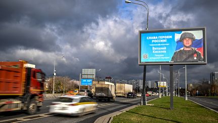 Une acchiche "Gloire aux héros de la patrie" à Moscou, en octobre 2022. (YURI KADOBNOV / AFP)