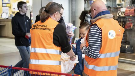 Une récolte des banques alimentaires à Poitiers, en novembre 2022. Photo d'illustration. (JEAN-FRANCOIS FORT / HANS LUCAS)