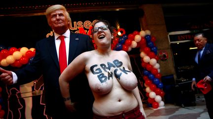 A Madrid, une militante Femen s'en prend à la statue de cire de Trump