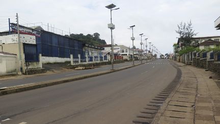 &nbsp; (Les rues de Freetown désertes pendant l'opération de confinement général de trois jours décidée par les autorités sierra-léonaises pour lutter contre l'épidémie d'Ebola © REUTERS/Umaru Fofana)