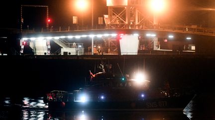 Photo du 24 novembre 2021 montrant un bateau français de la SNSM avec à son bord des corps de migrants morts après un naufrage en mer. (FRANCOIS LO PRESTI / AFP)