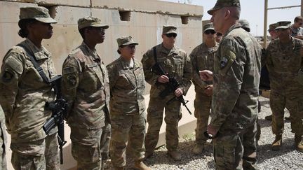 John Nicholson, chef de l'OTAN en Afghanistan s'adresse à des soldats, le 29 avril 2017. (WAKIL KOHSAR / AFP)