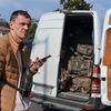 Oleg Mazur, responsable d'une entreprise de transport entre la France et l'Ukraine, supervise la préparation d'un convoi d'aide humanitaire, le 1er mars 2022, à Saint-Laurent-du-Var (Alpes-Maritimes).&nbsp; (YANN THOMPSON / FRANCEINFO)