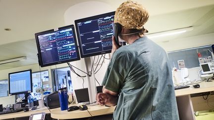 Une soignante dans une unité de soins intensifs à Paris, le 6 mai 2021.&nbsp; (ANTONIN BURAT / HANS LUCAS / AFP)