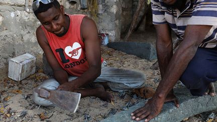 Ils utilisent des planches en plastique de l'industrie locale du recyclage pour construire le bateau.
Morrison espère le faire naviguer vers Le Cap, en Afrique du Sud. «Nous luttons pour produire un matériau cohérent à partir du plastique recyclé. (…) Ce n'est pas facile. Parfois, nous recevons de l'usine des planches en plastique pleines de bulles d'air. Nous ne pouvons pas les utiliser et devons alors tout recommencer depuis le début.» (Siegfried Modola / REUTERS)