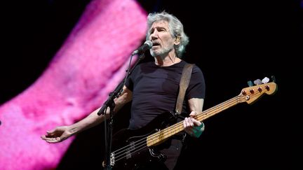 Roger Waters sur scène au Sports Palace de Mexico City le 28 novembre 2018, durant sa tournée mondiale "US + Them". (ALFREDO ESTRELLA / AFP)