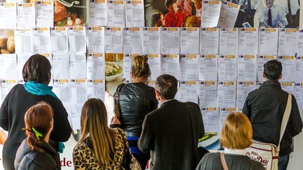 Des demandeurs d'emploi consultent des annonces dans une agence P&ocirc;le emploi, &agrave; Lens (Pas-de-Calais), le 17 avril 2014.&nbsp; (PHILIPPE HUGUEN / AFP)