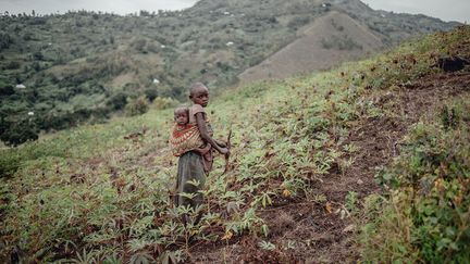 Dans le Kivu (est du pays), des milices tuent, pillent et violent ces femmes soignées à Bukavu, en face, par le gynécologue et militant des droits humains Denis Mukwege, prix Nobel de la paix 2018. Mais Aucun de ces groupes armés ne s'est jamais implanté sur l'île. "Idjwi est un territoire où l'on peut déambuler toute une journée sans être inquiété par des groupes armés ou des militaires", résume Luc Henkinbrant. (LUKE DENNISON/AFP)